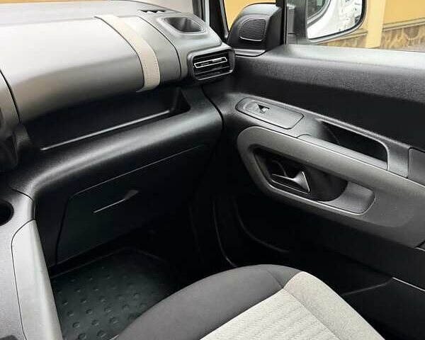 Белый Ситроен Берлинго, объемом двигателя 1.5 л и пробегом 159 тыс. км за 15950 $, фото 95 на Automoto.ua