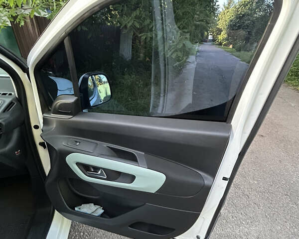 Белый Ситроен Берлинго, объемом двигателя 1.56 л и пробегом 49 тыс. км за 20700 $, фото 6 на Automoto.ua