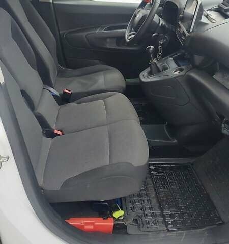 Белый Ситроен Берлинго, объемом двигателя 1.6 л и пробегом 155 тыс. км за 12500 $, фото 3 на Automoto.ua