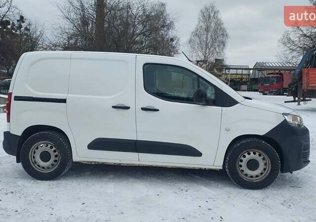 Белый Ситроен Берлинго, объемом двигателя 1.6 л и пробегом 155 тыс. км за 12500 $, фото 2 на Automoto.ua