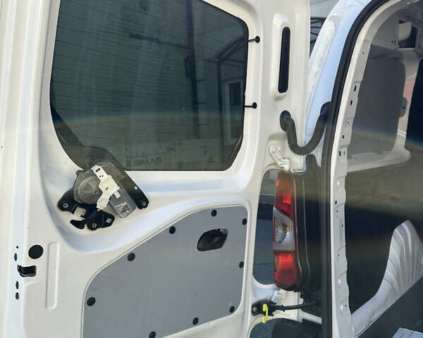 Белый Ситроен Берлинго, объемом двигателя 1.5 л и пробегом 107 тыс. км за 19300 $, фото 37 на Automoto.ua