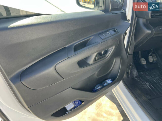 Белый Ситроен Берлинго, объемом двигателя 1.5 л и пробегом 235 тыс. км за 11600 $, фото 25 на Automoto.ua