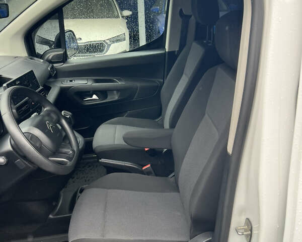 Ситроен Берлинго 2021 в Киеве на Automoto.ua Белый Ситроен Берлинго, объемом двигателя 1.56 л и пробегом 99 тыс. км за 19189 $, фото 13 на Automoto.ua