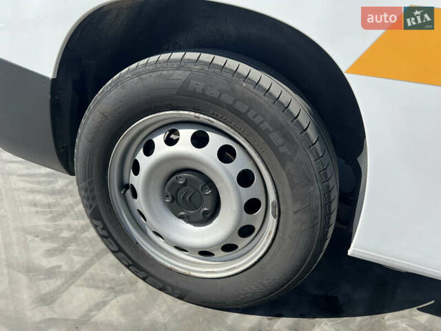 Белый Ситроен Берлинго, объемом двигателя 1.5 л и пробегом 235 тыс. км за 11600 $, фото 21 на Automoto.ua