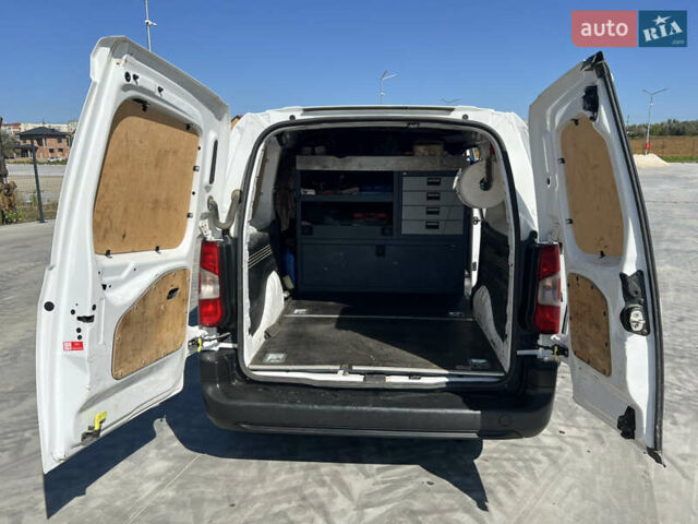 Белый Ситроен Берлинго, объемом двигателя 1.5 л и пробегом 235 тыс. км за 11600 $, фото 15 на Automoto.ua