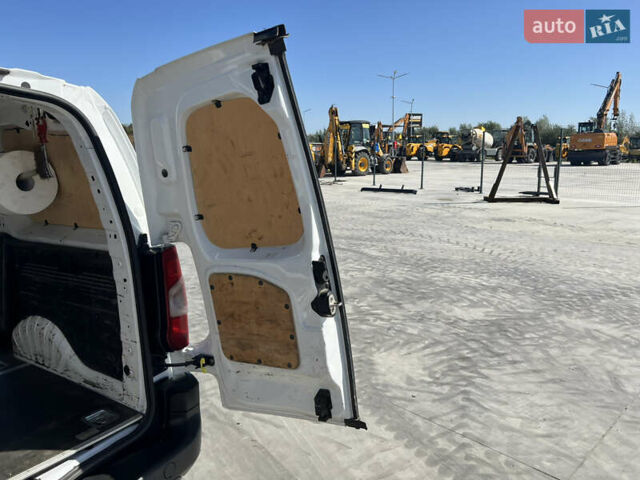 Белый Ситроен Берлинго, объемом двигателя 1.5 л и пробегом 235 тыс. км за 11600 $, фото 16 на Automoto.ua