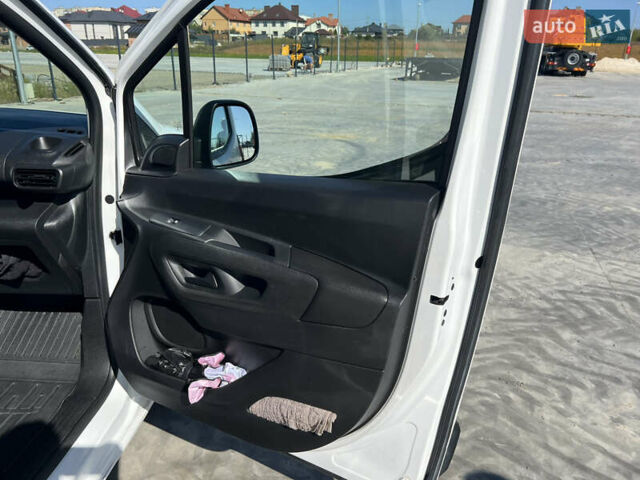 Белый Ситроен Берлинго, объемом двигателя 1.5 л и пробегом 235 тыс. км за 11600 $, фото 24 на Automoto.ua