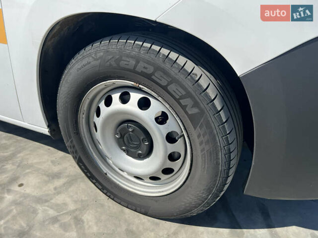 Белый Ситроен Берлинго, объемом двигателя 1.5 л и пробегом 235 тыс. км за 11600 $, фото 20 на Automoto.ua