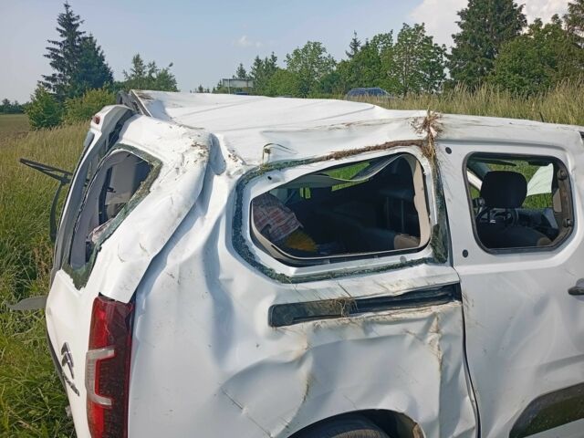 Белый Ситроен Берлинго, объемом двигателя 1.5 л и пробегом 40 тыс. км за 5000 $, фото 5 на Automoto.ua