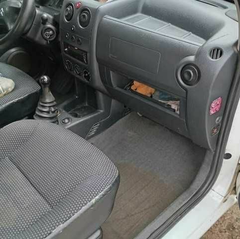 Белый Ситроен Берлинго, объемом двигателя 2 л и пробегом 290 тыс. км за 2500 $, фото 6 на Automoto.ua