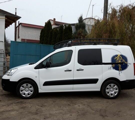 Белый Ситроен Берлинго, объемом двигателя 1.6 л и пробегом 190 тыс. км за 6800 $, фото 4 на Automoto.ua