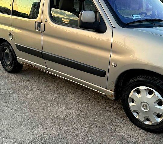 Бежевый Ситроен Берлинго, объемом двигателя 1.6 л и пробегом 400 тыс. км за 3000 $, фото 2 на Automoto.ua