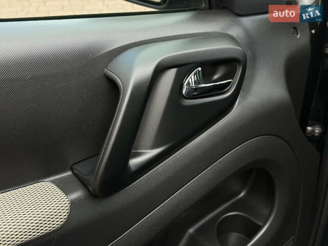 Черный Ситроен Берлинго, объемом двигателя 1.6 л и пробегом 208 тыс. км за 9250 $, фото 63 на Automoto.ua