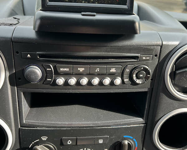 Красный Ситроен Берлинго, объемом двигателя 1.6 л и пробегом 248 тыс. км за 5650 $, фото 13 на Automoto.ua