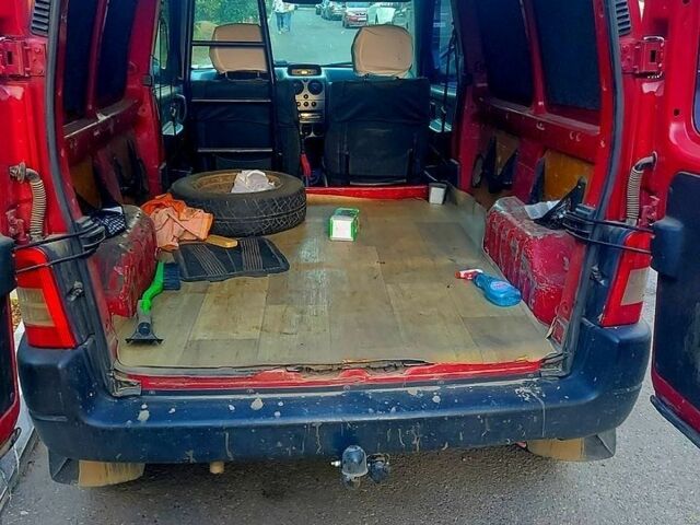 Красный Ситроен Берлинго, объемом двигателя 1.4 л и пробегом 487 тыс. км за 2300 $, фото 5 на Automoto.ua