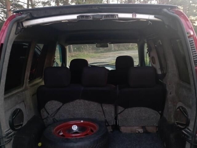 Красный Ситроен Берлинго, объемом двигателя 1.4 л и пробегом 400 тыс. км за 2000 $, фото 5 на Automoto.ua