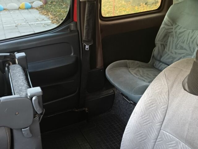 Красный Ситроен Берлинго, объемом двигателя 2 л и пробегом 330 тыс. км за 4000 $, фото 5 на Automoto.ua