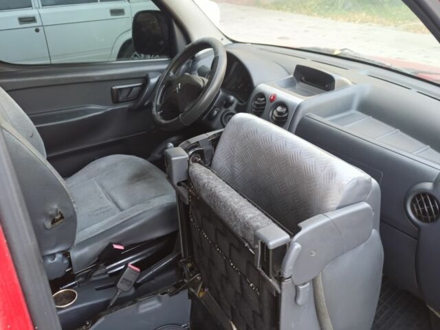 Красный Ситроен Берлинго, объемом двигателя 2 л и пробегом 330 тыс. км за 4000 $, фото 4 на Automoto.ua