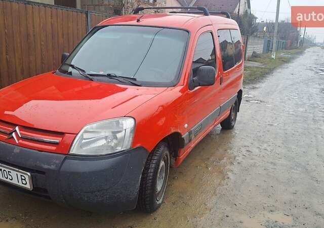 Красный Ситроен Берлинго, объемом двигателя 1.6 л и пробегом 300 тыс. км за 3300 $, фото 1 на Automoto.ua