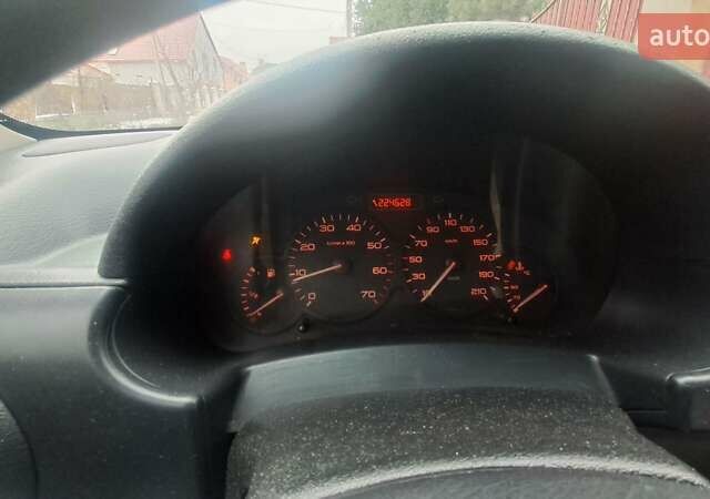 Красный Ситроен Берлинго, объемом двигателя 1.6 л и пробегом 300 тыс. км за 3300 $, фото 12 на Automoto.ua