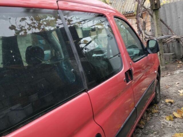 Красный Ситроен Берлинго, объемом двигателя 1.6 л и пробегом 250 тыс. км за 3300 $, фото 7 на Automoto.ua