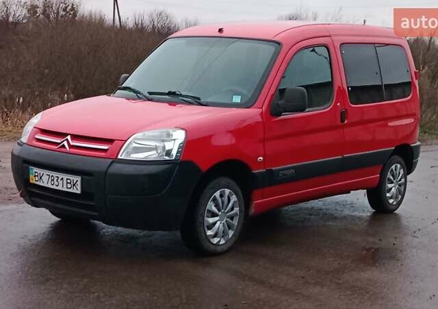 Красный Ситроен Берлинго, объемом двигателя 1.6 л и пробегом 204 тыс. км за 3850 $, фото 8 на Automoto.ua