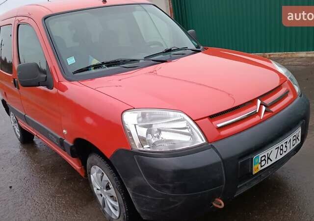 Красный Ситроен Берлинго, объемом двигателя 1.6 л и пробегом 204 тыс. км за 3850 $, фото 26 на Automoto.ua