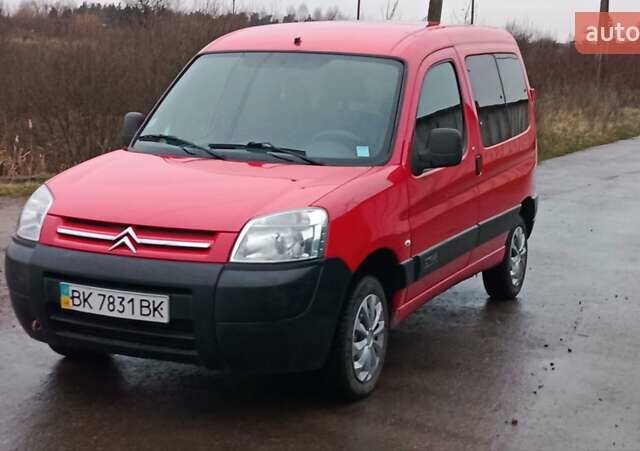 Красный Ситроен Берлинго, объемом двигателя 1.6 л и пробегом 204 тыс. км за 3850 $, фото 7 на Automoto.ua