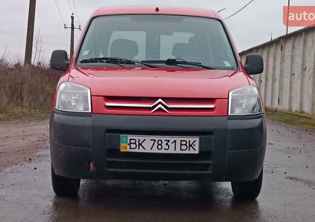 Красный Ситроен Берлинго, объемом двигателя 1.6 л и пробегом 204 тыс. км за 3850 $, фото 6 на Automoto.ua