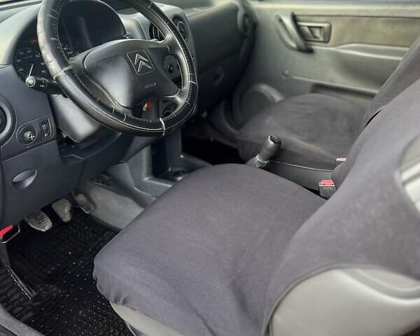 Красный Ситроен Берлинго, объемом двигателя 1.6 л и пробегом 245 тыс. км за 4999 $, фото 13 на Automoto.ua