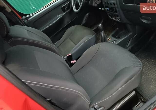 Красный Ситроен Берлинго, объемом двигателя 1.6 л и пробегом 204 тыс. км за 3850 $, фото 58 на Automoto.ua