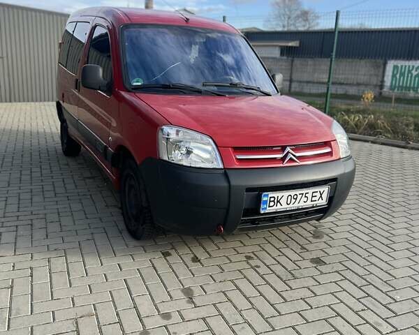Красный Ситроен Берлинго, объемом двигателя 1.6 л и пробегом 245 тыс. км за 4999 $, фото 1 на Automoto.ua