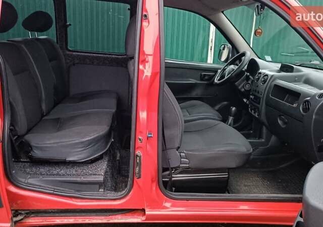 Красный Ситроен Берлинго, объемом двигателя 1.6 л и пробегом 204 тыс. км за 3850 $, фото 60 на Automoto.ua