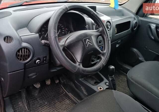 Красный Ситроен Берлинго, объемом двигателя 1.6 л и пробегом 204 тыс. км за 3850 $, фото 44 на Automoto.ua