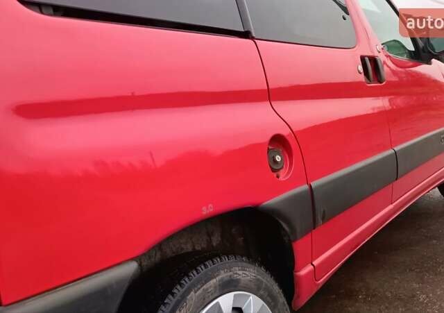 Красный Ситроен Берлинго, объемом двигателя 1.6 л и пробегом 204 тыс. км за 3850 $, фото 35 на Automoto.ua