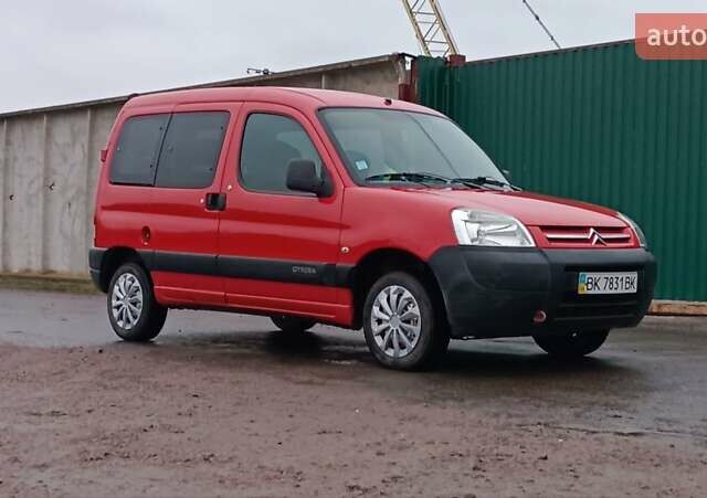 Красный Ситроен Берлинго, объемом двигателя 1.6 л и пробегом 204 тыс. км за 3850 $, фото 3 на Automoto.ua