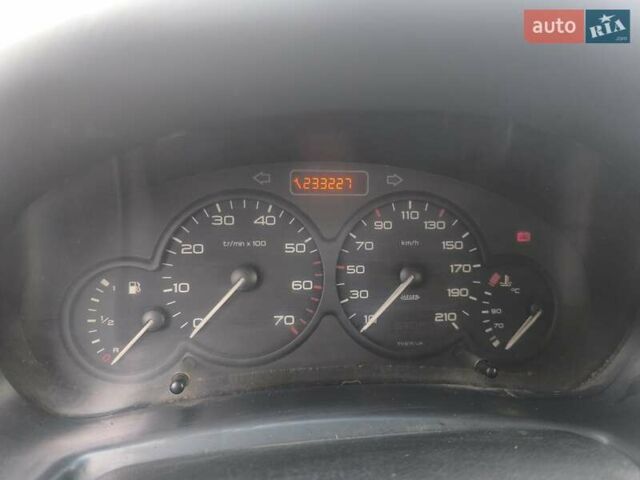 Красный Ситроен Берлинго, объемом двигателя 1.56 л и пробегом 233 тыс. км за 3600 $, фото 4 на Automoto.ua