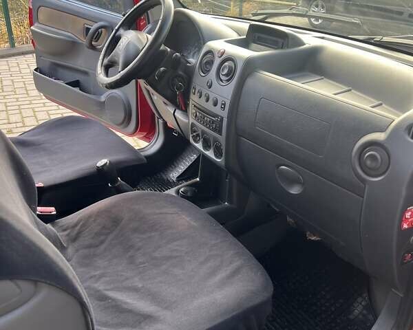 Красный Ситроен Берлинго, объемом двигателя 1.6 л и пробегом 245 тыс. км за 4999 $, фото 9 на Automoto.ua