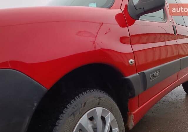 Красный Ситроен Берлинго, объемом двигателя 1.6 л и пробегом 204 тыс. км за 3850 $, фото 31 на Automoto.ua