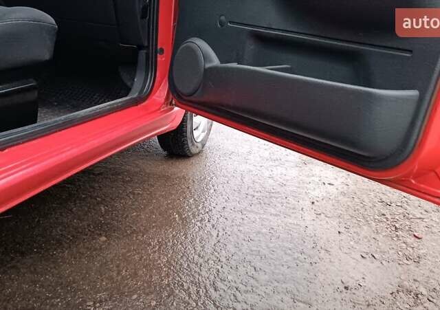 Красный Ситроен Берлинго, объемом двигателя 1.6 л и пробегом 204 тыс. км за 3850 $, фото 56 на Automoto.ua