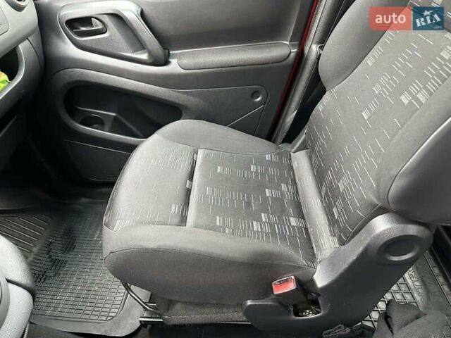 Красный Ситроен Берлинго, объемом двигателя 1.56 л и пробегом 250 тыс. км за 7500 $, фото 9 на Automoto.ua