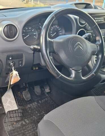 Красный Ситроен Берлинго, объемом двигателя 1.6 л и пробегом 248 тыс. км за 7200 $, фото 11 на Automoto.ua