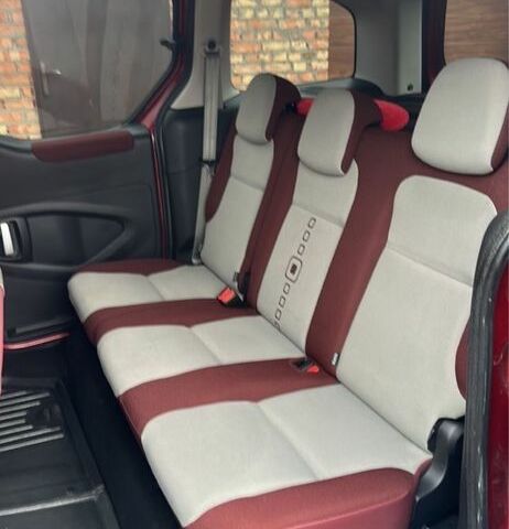 Красный Ситроен Берлинго, объемом двигателя 1.6 л и пробегом 236 тыс. км за 6700 $, фото 3 на Automoto.ua