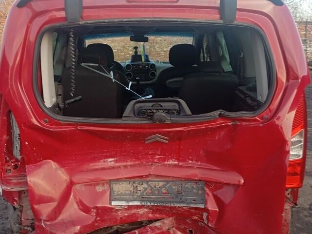 Красный Ситроен Берлинго, объемом двигателя 1.6 л и пробегом 1 тыс. км за 3000 $, фото 4 на Automoto.ua