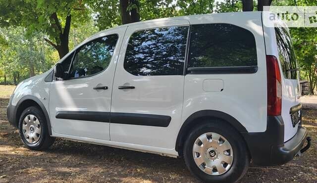 Белый Ситроен Берлинго пасс., объемом двигателя 1.6 л и пробегом 120 тыс. км за 9500 $, фото 6 на Automoto.ua