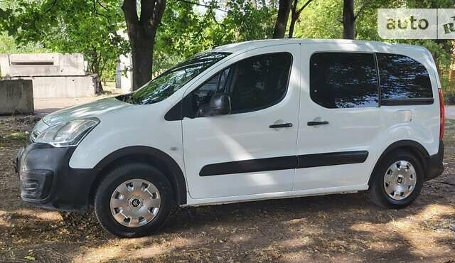 Белый Ситроен Берлинго пасс., объемом двигателя 1.6 л и пробегом 120 тыс. км за 9500 $, фото 2 на Automoto.ua