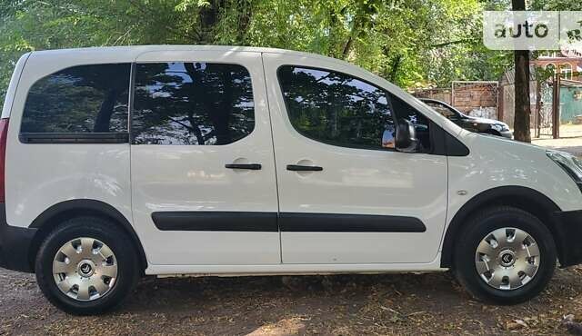 Белый Ситроен Берлинго пасс., объемом двигателя 1.6 л и пробегом 120 тыс. км за 9500 $, фото 16 на Automoto.ua