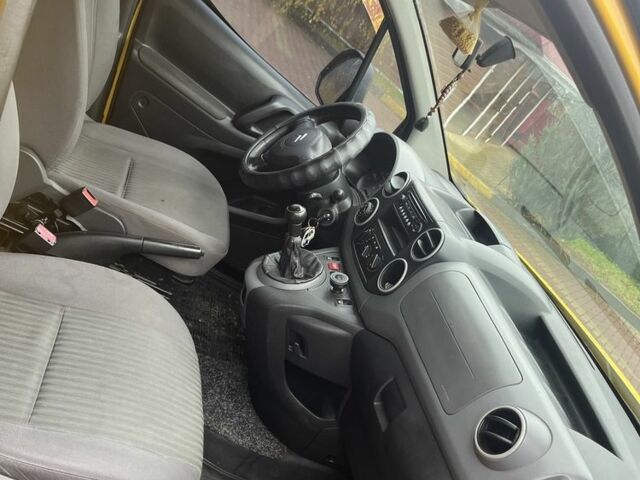 Желтый Ситроен Берлинго, объемом двигателя 1.6 л и пробегом 209 тыс. км за 5600 $, фото 10 на Automoto.ua