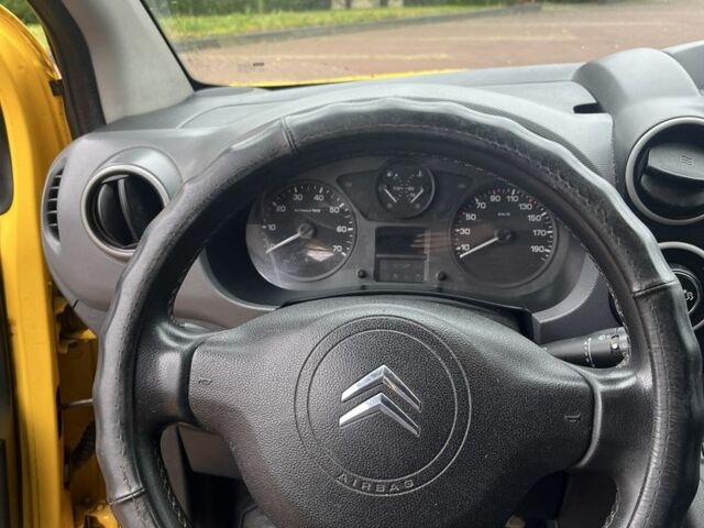 Желтый Ситроен Берлинго, объемом двигателя 1.6 л и пробегом 209 тыс. км за 5600 $, фото 12 на Automoto.ua