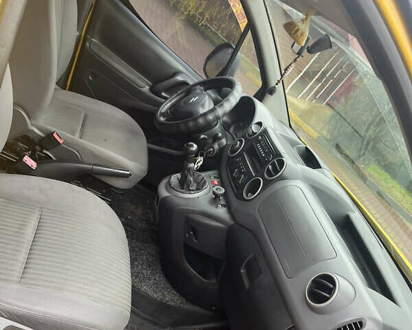 Желтый Ситроен Берлинго, объемом двигателя 1.6 л и пробегом 209 тыс. км за 5600 $, фото 10 на Automoto.ua